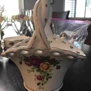 ROYAL ALBERT OLD COUNTRY ROSE BASKET